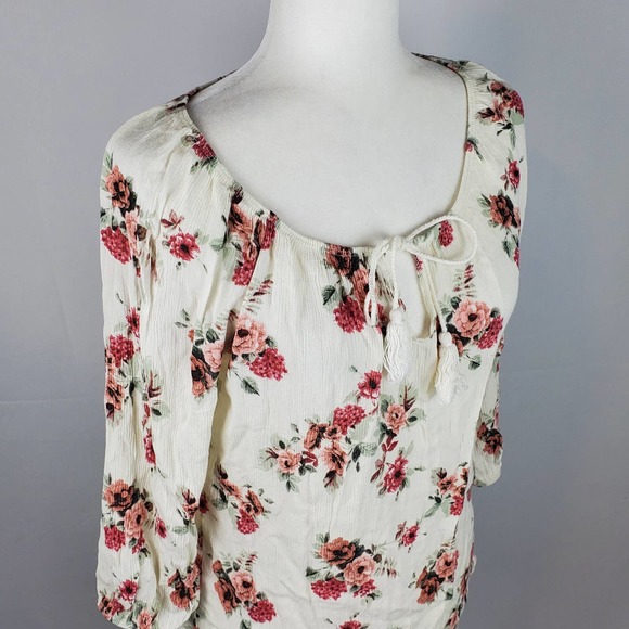 Free Kisses white floral printed boho top Medium NWOT - Picture 2 of 4